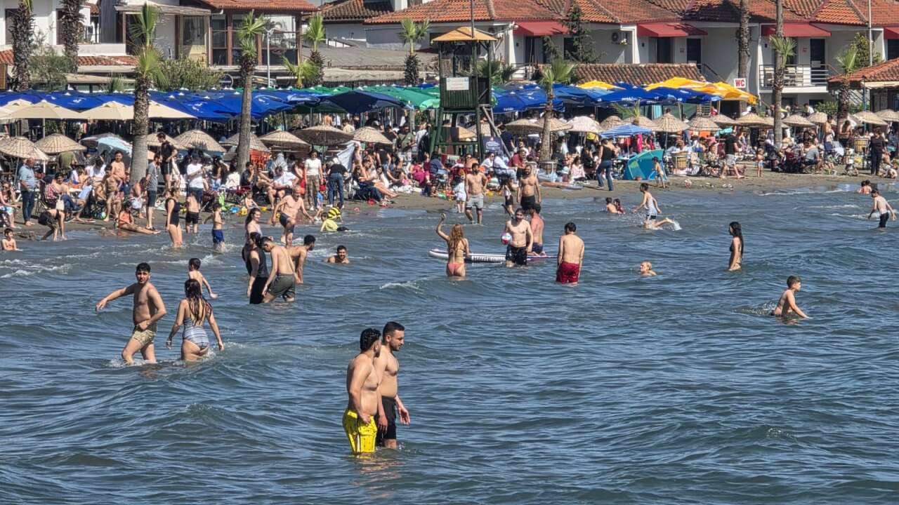 Sakin Kent Akyaka’da Gündüz Sahile Masa-Sandalye Düzeni Mavi Bayrak Kriterlerine Göre Sürecek 5